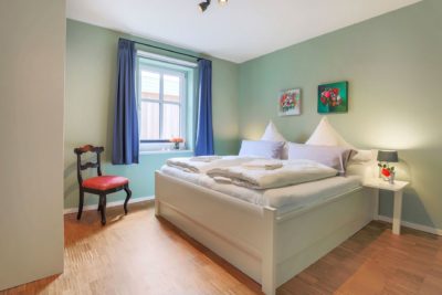 Schlafzimmer mit Doppelbetten im Ferienhaus für 4